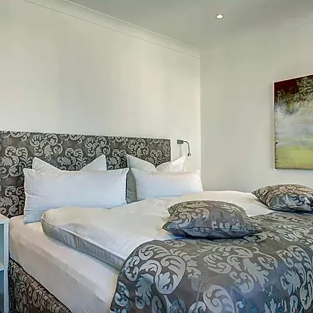 Lea Otel *